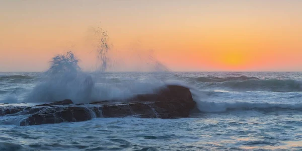 바다의 일몰을 배경으로 파도가 부서지고 Sagres Costa Vicentina — 스톡 사진