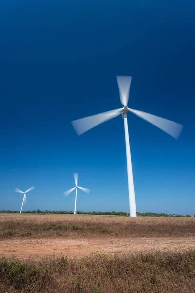 風力発電所は 空に対する動きで ポルトガル — ストック写真