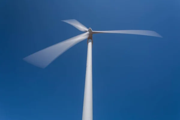 Generador Viento Aislado Movimiento Contra Cielo Azul Portugal — Foto de Stock