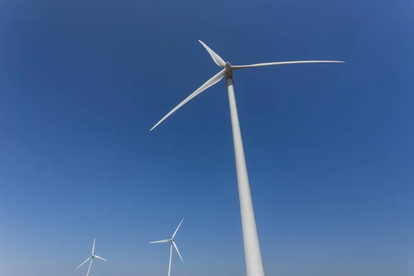 Vindgeneratorer Underifrån Mot Blå Himmel Portugal — Stockfoto