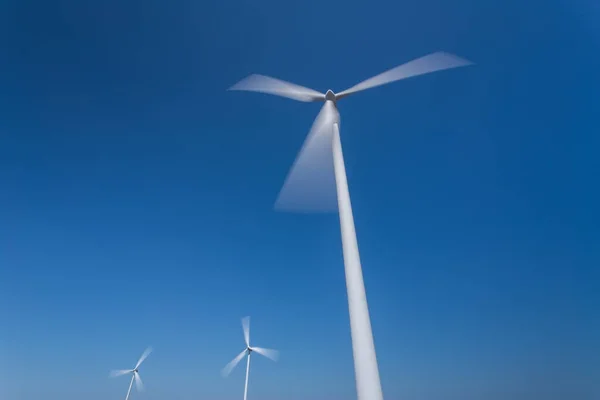 Ветрогенераторы Движутся Снизу Против Голубого Неба Португалия — стоковое фото