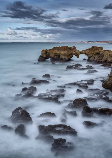 アルブフェイラのビーチの岩の上のミルクのような海水 — ストック写真