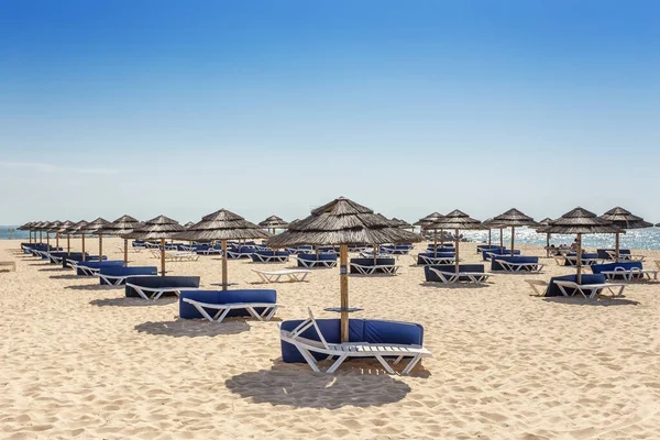 Zona Playa Para Tomar Sol Con Sombrillas Tumbonas Portugal —  Fotos de Stock