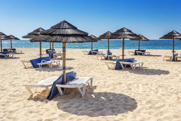 Paraplu Ligbedden Het Zuidelijke Strand Van Algarve Portugal — Stockfoto