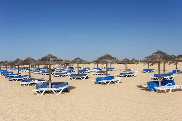 Letni Poranek Plaży Algarve Leżaki Piasku — Zdjęcie stockowe
