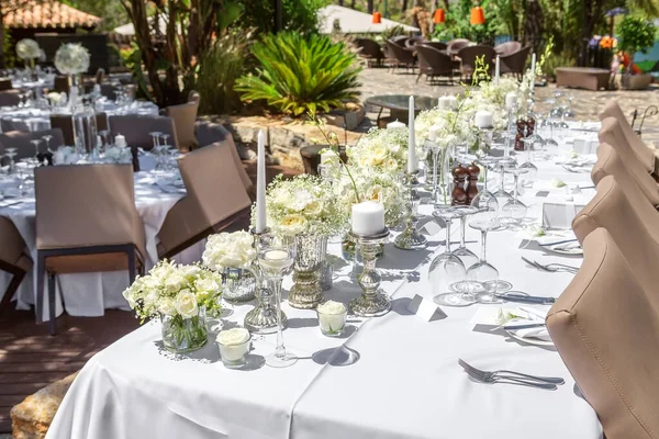 Decorações Mesa Casamento Com Flores Pratos Close — Fotografia de Stock