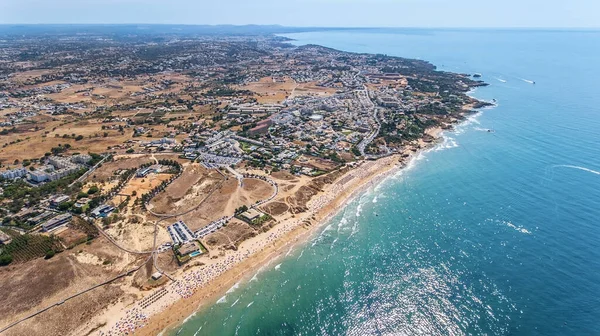 Aéreo Muitos Turistas Praia Gale Vista Céu Albufeira — Fotografia de Stock