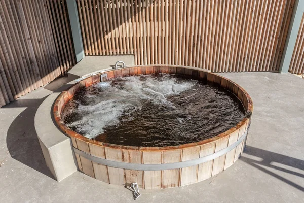 Der Hölzerne Whirlpool Ist Freien Mit Wasser Gefüllt Sommer — Stockfoto