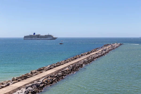 Pierce Vågbrytare Framför Kryssningsfartyg Portimao Portugal — Stockfoto