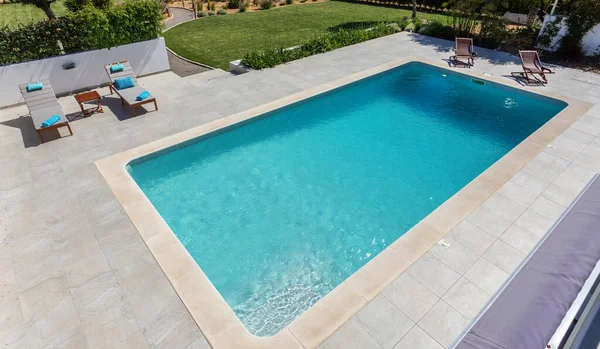 Piscine Moderne Pour Les Touristes Dans Jardin — Photo