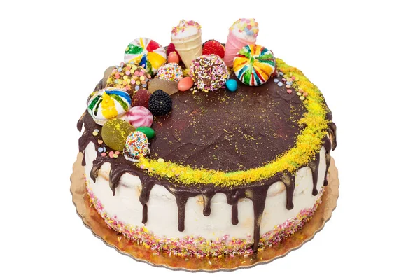 マシュマロとお菓子で飾られたケーキ 誕生日に — ストック写真