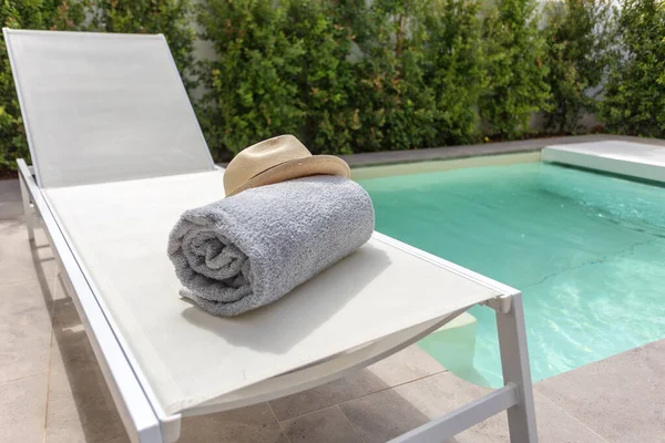 Cappello Paglia Sul Lettino Bordo Piscina Vacanza Con Turista — Foto Stock