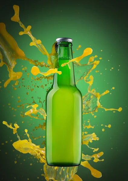 Rocía Chorrito Jugo Una Botella Bebida Sobre Fondo Verde —  Fotos de Stock