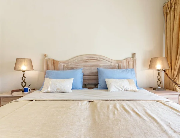 Dormitorio Moderno Con Pantallas Lámparas Fotografiado Frontalmente Casa —  Fotos de Stock