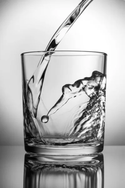 Fresh Water Pours Empty Glass Close — Stock Photo, Image