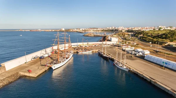 空中だ ポルトガルの海港はレガッタに帆船でシニス ドローンからの写真 — ストック写真