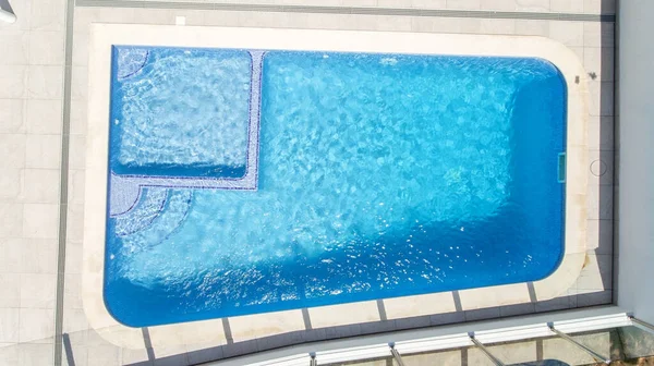 Luchtfoto Normaal Zwembad Met Water Uit Lucht Geschoten Door Drone — Stockfoto