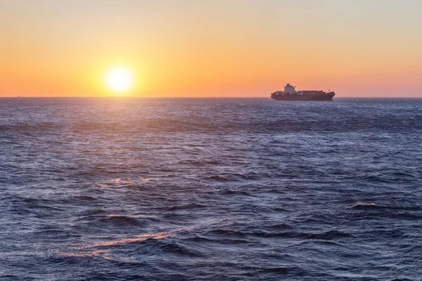 Stora Fraktfartyg Vid Solnedgången Havet — Stockfoto