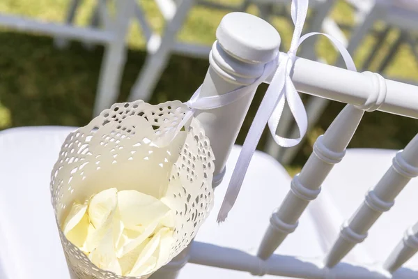 Saco Cone Papel Com Pétalas Rosa Para Decoração Cerimônia Casamento — Fotografia de Stock