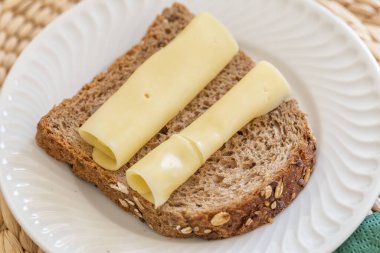 Sabah kahvaltısı, Hollanda peyniri ve siyah ekmek. Yakın çekim.