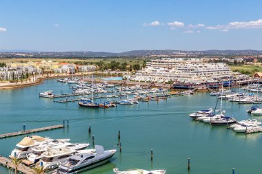Havadan. Marina ve Vilamoura yatının gökyüzünden görüntüsü. Algarve Faro.