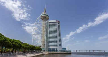 LISBON, PORTUGAL - 13 Temmuz 2017: Lizbon Europa 'da bir yaz gününde Vasco da Gama Köprüsü ve Myriad Oteli