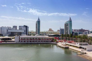 LISBON, PORTUGAL - 13 Temmuz 2017: Lizbon 'daki Uluslar Parkı, Lizbon Fuarı 1998, Lizbon, Portekiz' deki Tagus Nehri yakınlarındaki yer