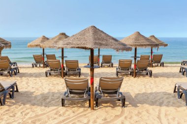 Yazın Albufeira 'da Portekiz sahilinde güneşli yataklar. Algarve