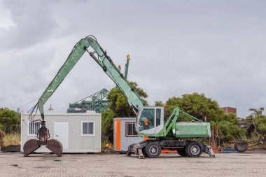 Limandaki eski kazıcı, kum yüklemek için..