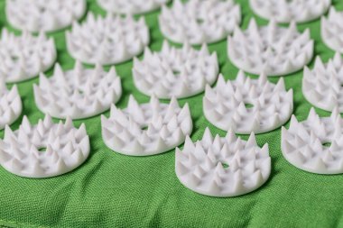 Ortopedide tedavi için akupunktur minderi. Omurga için, yakın çekim.