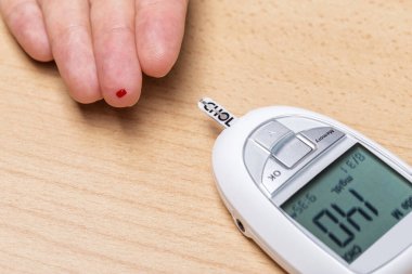 Kolesterol ve insülin ölçmek için bir cihaz. Kan testi. Kapat.