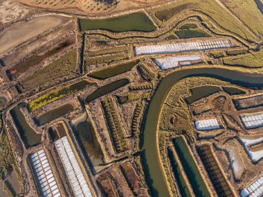Havadan. Bataklık tuz göllerinin desenli alanları. Portekiz 'in salinleri. Vila Gerçek Santo Antonio.