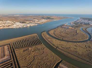 Havadan. Bataklık tuz göllerinin desenli alanları. Portekiz 'in salinleri. Vila Gerçek Santo Antonio.