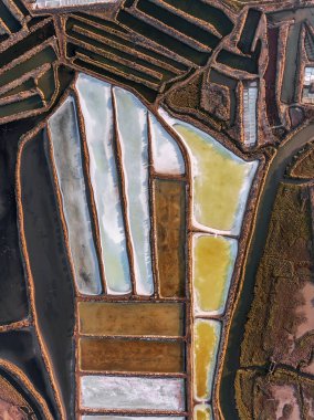 Havadan. Bataklık tuz göllerinin desenli alanları. Portekiz 'in salinleri. Vila Gerçek Santo Antonio.