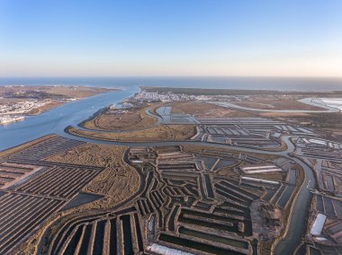 Havadan. Bataklık tuz göllerinin desenli alanları. Portekiz 'in salinleri. Vila Gerçek Santo Antonio.