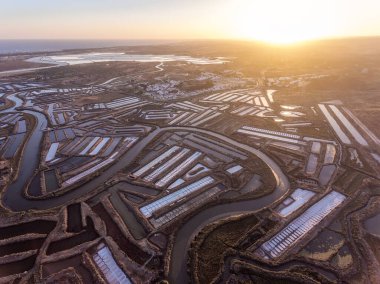 Havadan. Bataklık tuz göllerinin desenli alanları. Portekiz 'in salinleri. Vila Gerçek Santo Antonio.