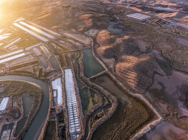 Havadan. Bataklık tuz göllerinin desenli alanları. Portekiz 'in salinleri. Vila Gerçek Santo Antonio.