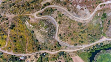 Drone 'un videosu, Odeleite barajının yakınındaki arazi yolları. Portekiz