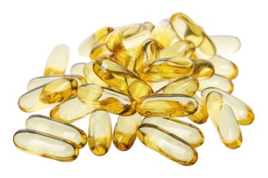 Balık yağı kapsülleri beyaz arka planda izole edilmiş. Kapat.