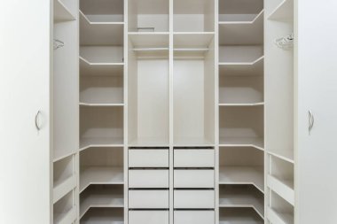 Kıyafetler için büyük bir dolap. Beyaz dikey