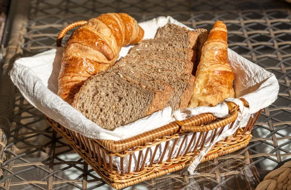 Κομμένο Μαύρο Ψωμί Και Κρουασάν Καλάθι Κλείσιμο — Φωτογραφία Αρχείου
