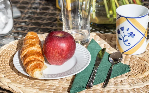 Desayuno Por Mañana Croissant Manzana Roja Cerca —  Fotos de Stock