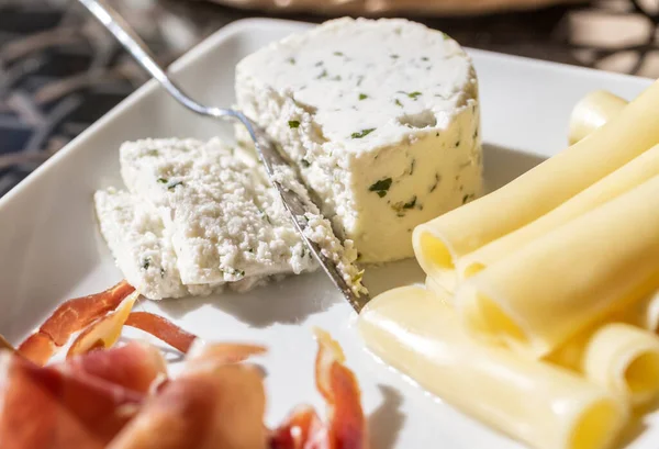 Formaggi Olandesi Francesi Con Marmellata Colazione Con Coltello Close — Foto Stock