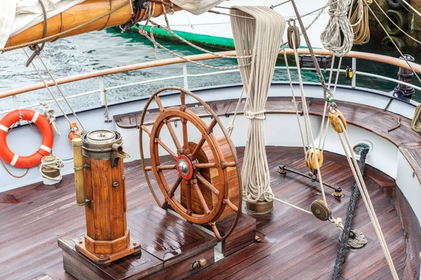 Steuerrad Für Den Kapitän Auf Einem Alten Segelboot — Stockfoto