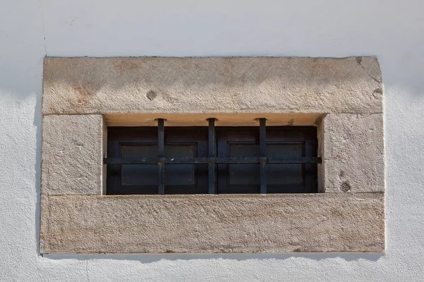 刑務所の窓の古代格子 厚い壁 — ストック写真