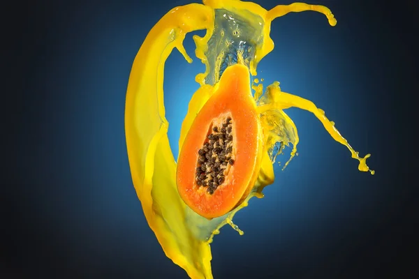 Papaya Sap Spat Een Blauwe Achtergrond Sluiten — Stockfoto