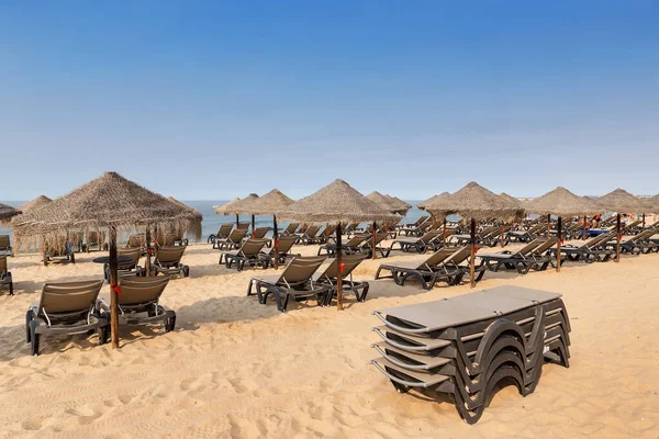 Playa Con Tumbonas Sombrillas Sensación Vacaciones Algarve — Foto de Stock