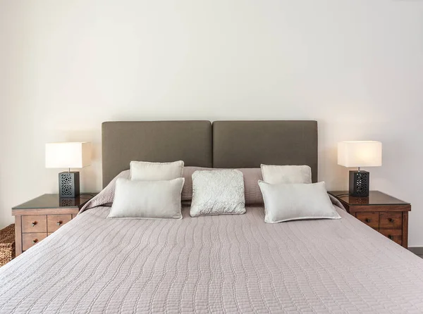 Una Acogedora Cama Para Dos Personas Dormitorio Las Luminarias Están —  Fotos de Stock
