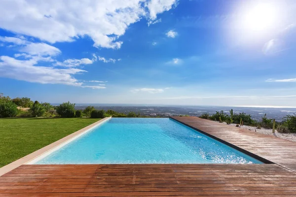 Piscina Infinita Moderna Com Vista Para Paisagem — Fotografia de Stock