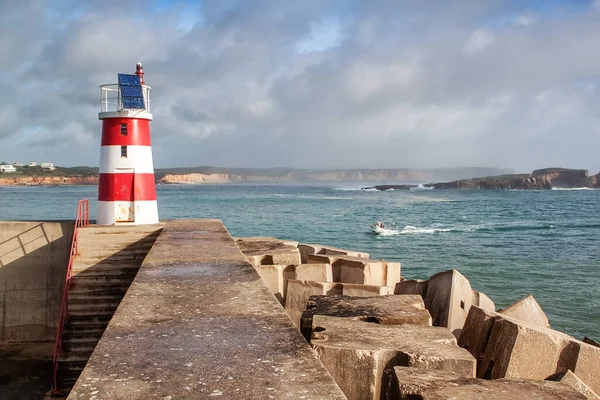 Rompeolas Con Faro Para Guiar Puerto Bahía Sagres Portugal — Foto de Stock